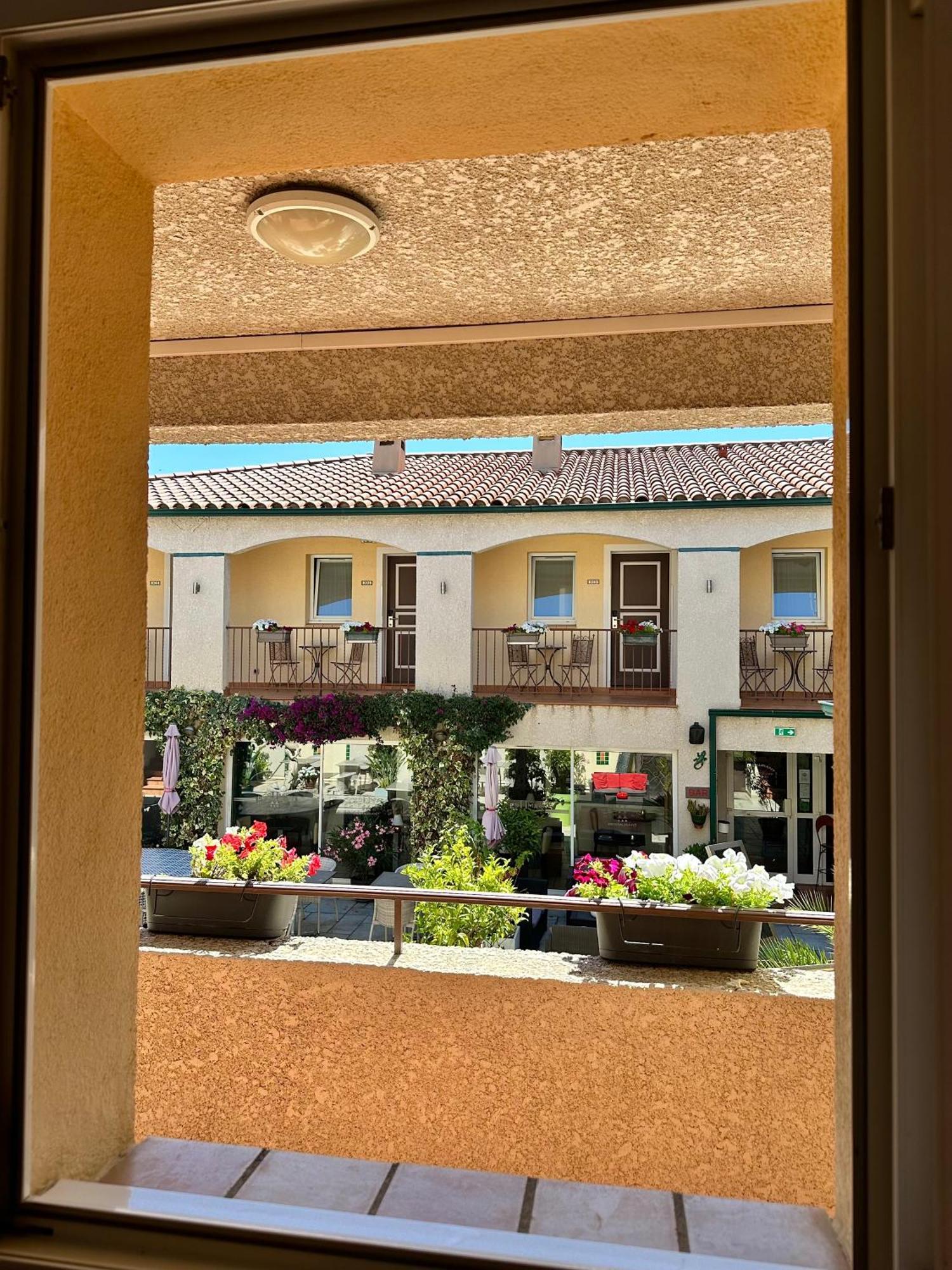 Logis Hotel Les II Mas - Perpignan Sud Кабестань Экстерьер фото